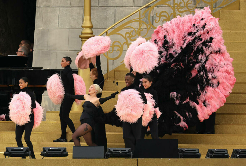 Lady Gaga l-a prezentat pe logodnicul ei premierului francez Gabriel Attal în tribunele de la Arena La Défense. FOTO - Imaginea 9