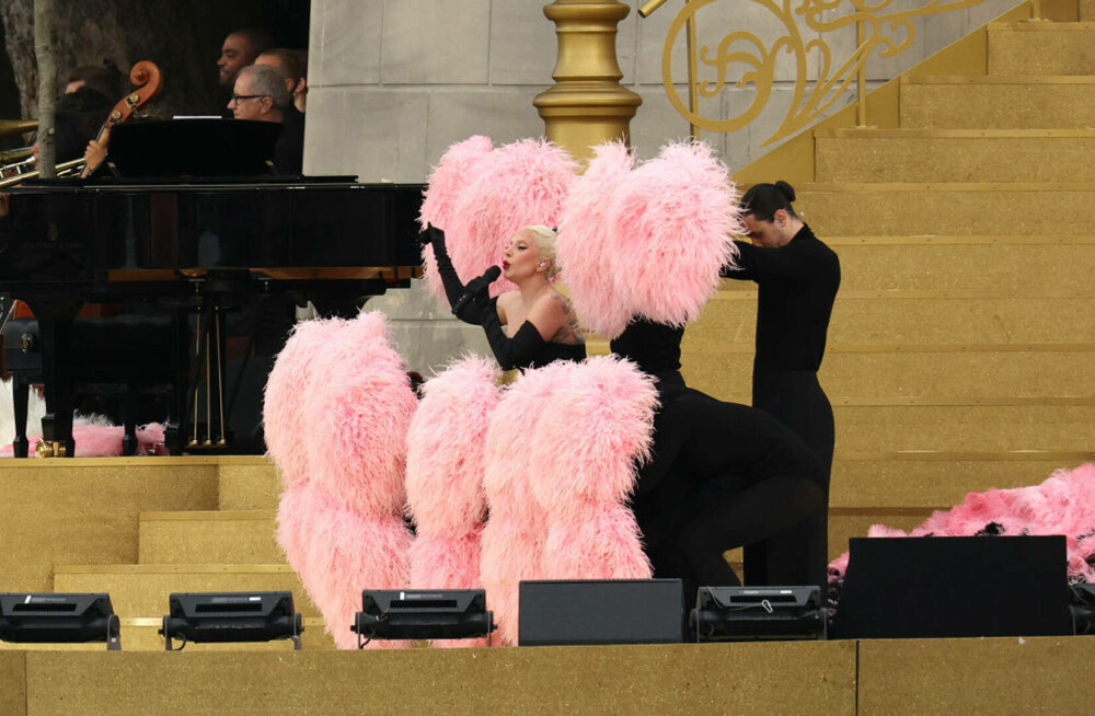 Lady Gaga l-a prezentat pe logodnicul ei premierului francez Gabriel Attal în tribunele de la Arena La Défense. FOTO - Imaginea 8