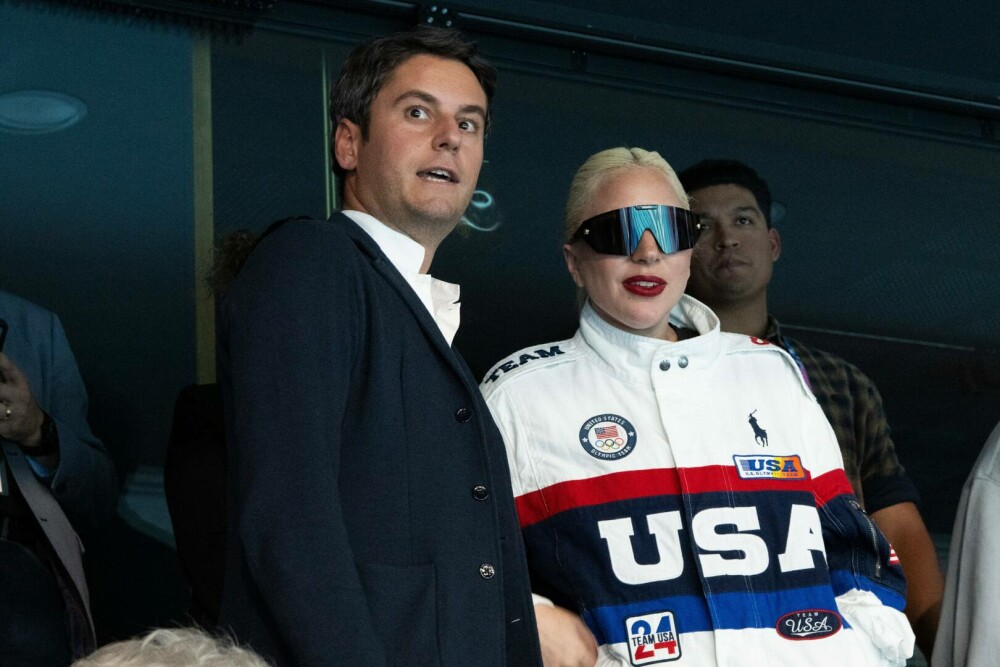 Lady Gaga l-a prezentat pe logodnicul ei premierului francez Gabriel Attal în tribunele de la Arena La Défense. FOTO - Imaginea 1