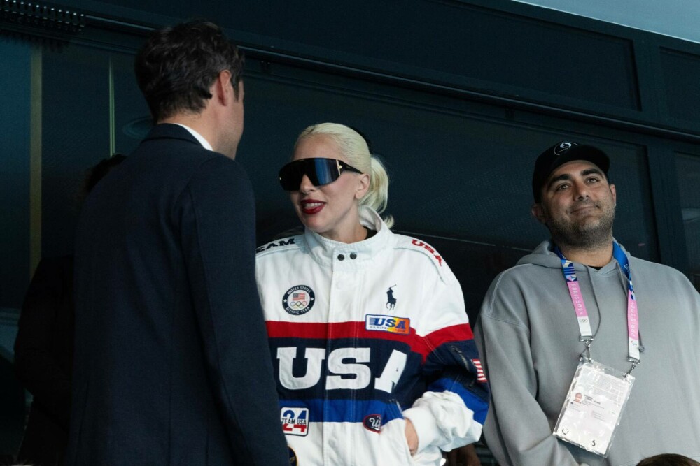 Lady Gaga l-a prezentat pe logodnicul ei premierului francez Gabriel Attal în tribunele de la Arena La Défense. FOTO - Imaginea 2