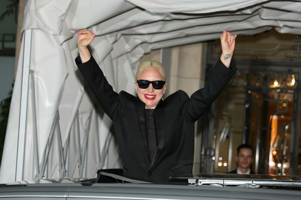 Lady Gaga l-a prezentat pe logodnicul ei premierului francez Gabriel Attal în tribunele de la Arena La Défense. FOTO - Imaginea 3