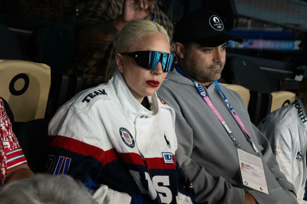 Lady Gaga l-a prezentat pe logodnicul ei premierului francez Gabriel Attal în tribunele de la Arena La Défense. FOTO - Imaginea 4