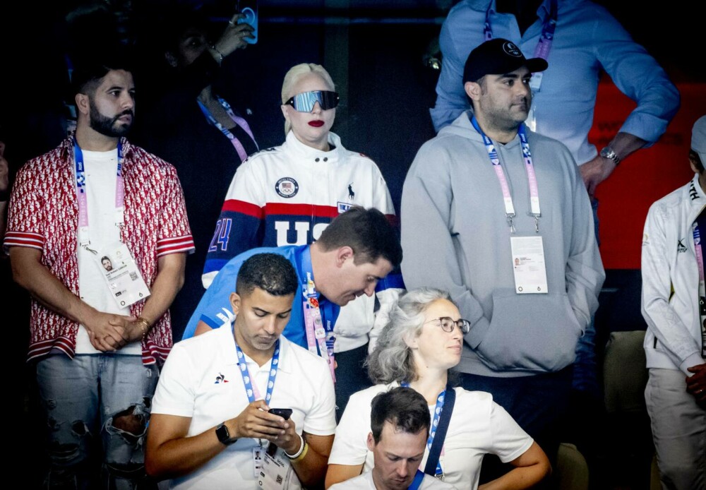 Lady Gaga l-a prezentat pe logodnicul ei premierului francez Gabriel Attal în tribunele de la Arena La Défense. FOTO - Imaginea 5