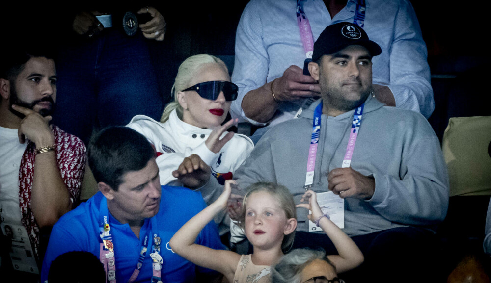 Lady Gaga l-a prezentat pe logodnicul ei premierului francez Gabriel Attal în tribunele de la Arena La Défense. FOTO - Imaginea 6