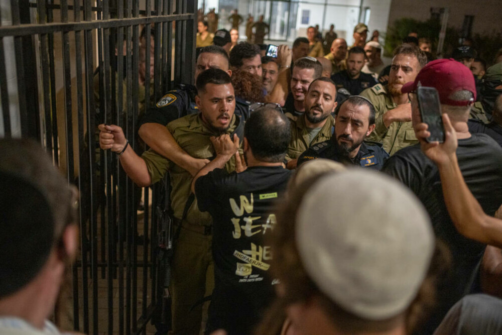 Proteste în Israel. Mai mulți soldați, arestați pentru agresarea sexuală a unui deţinut palestinian | GALERIE FOTO - Imaginea 3