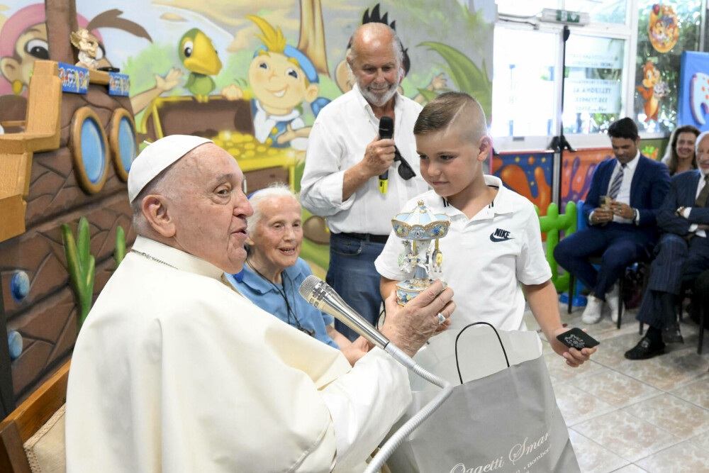 Papa Francisc s-a întâlnit cu o călugăriță care păstorește o comunitate LGBTQ și circari. Detaliul inedit din poza oficială - Imaginea 6