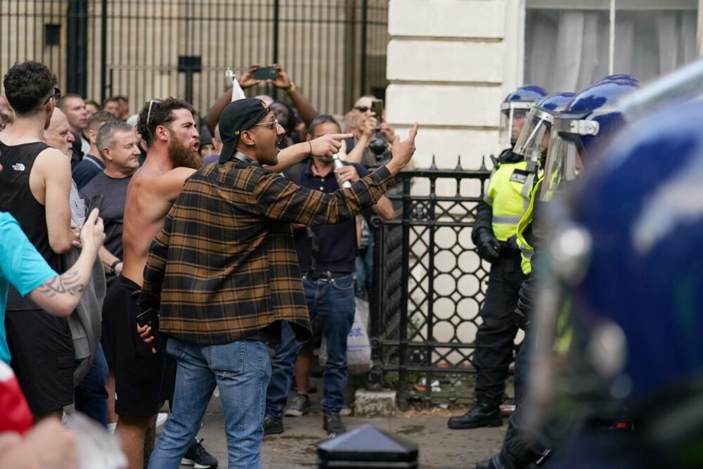 Nou protest violent în Southport, orășelul în care au fost înjunghiate mortal trei fetițe. GALERIE FOTO - Imaginea 3