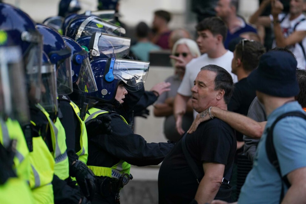 Nou protest violent în Southport, orășelul în care au fost înjunghiate mortal trei fetițe. GALERIE FOTO - Imaginea 6