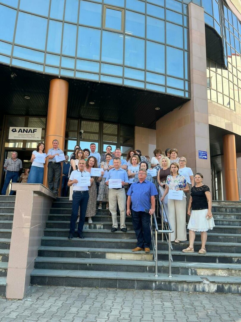 Protest la Ministerul Finanțelor după tăierea unui spor. 9.825 de lei, venitul mediu net al angajaților - Imaginea 6
