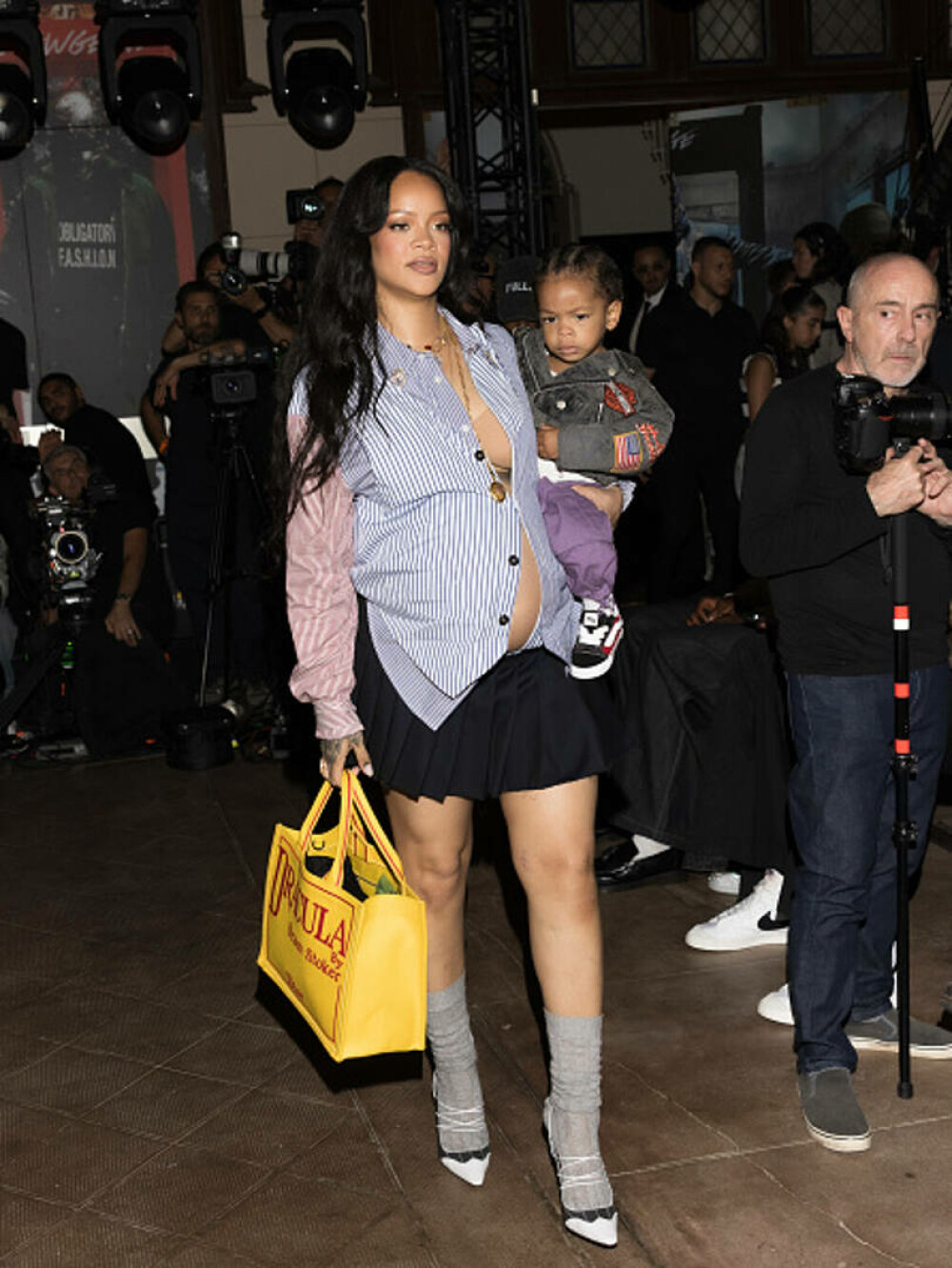 Cum a fost surprinsă Rihanna alături de A$AP Rocky și cei doi copii, la Paris. Ținuta a atras toate privirile. GALERIE FOTO - Imaginea 19