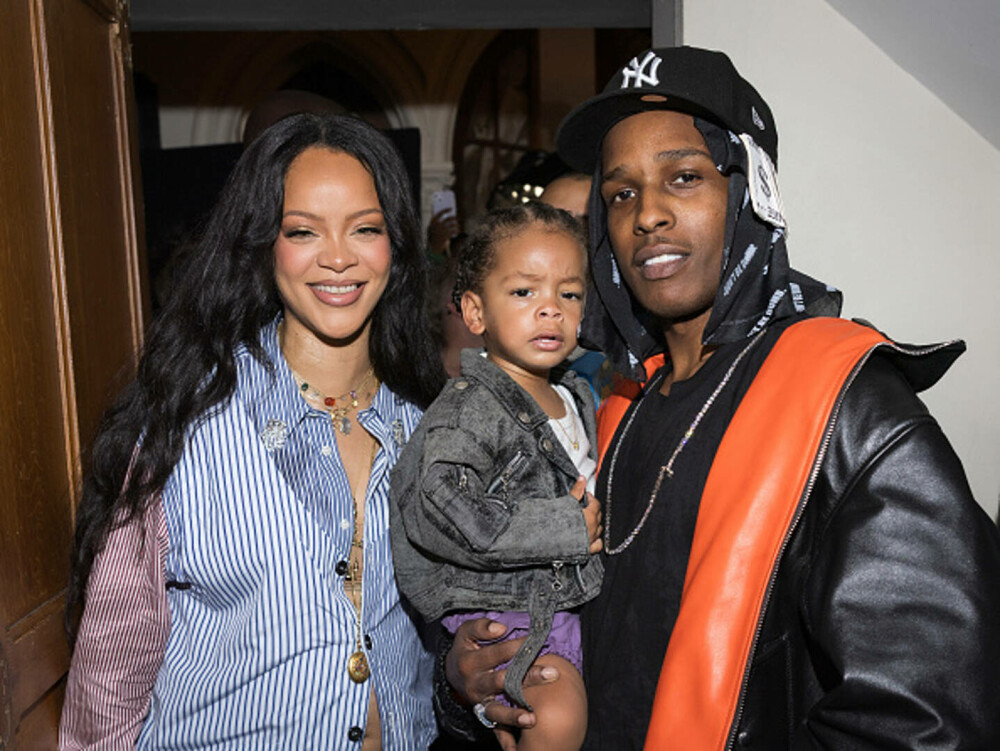 Cum a fost surprinsă Rihanna alături de A$AP Rocky și cei doi copii, la Paris. Ținuta a atras toate privirile. GALERIE FOTO - Imaginea 16