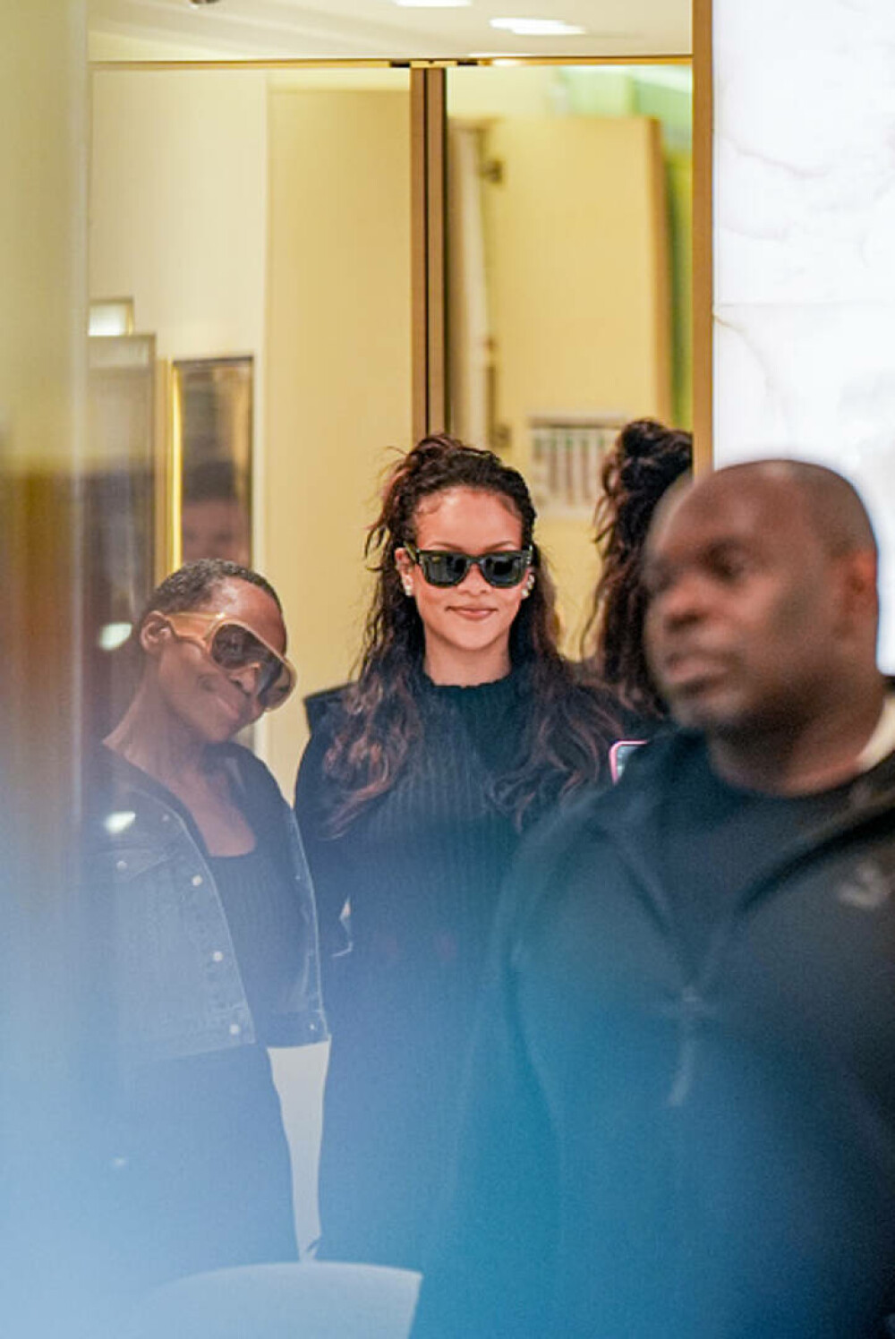 Cum a fost surprinsă Rihanna alături de A$AP Rocky și cei doi copii, la Paris. Ținuta a atras toate privirile. GALERIE FOTO - Imaginea 14