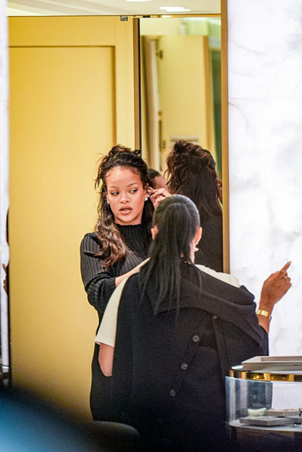 Cum a fost surprinsă Rihanna alături de A$AP Rocky și cei doi copii, la Paris. Ținuta a atras toate privirile. GALERIE FOTO - Imaginea 13