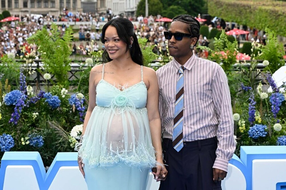Cum a fost surprinsă Rihanna alături de A$AP Rocky și cei doi copii, la Paris. Ținuta a atras toate privirile. GALERIE FOTO - Imaginea 10