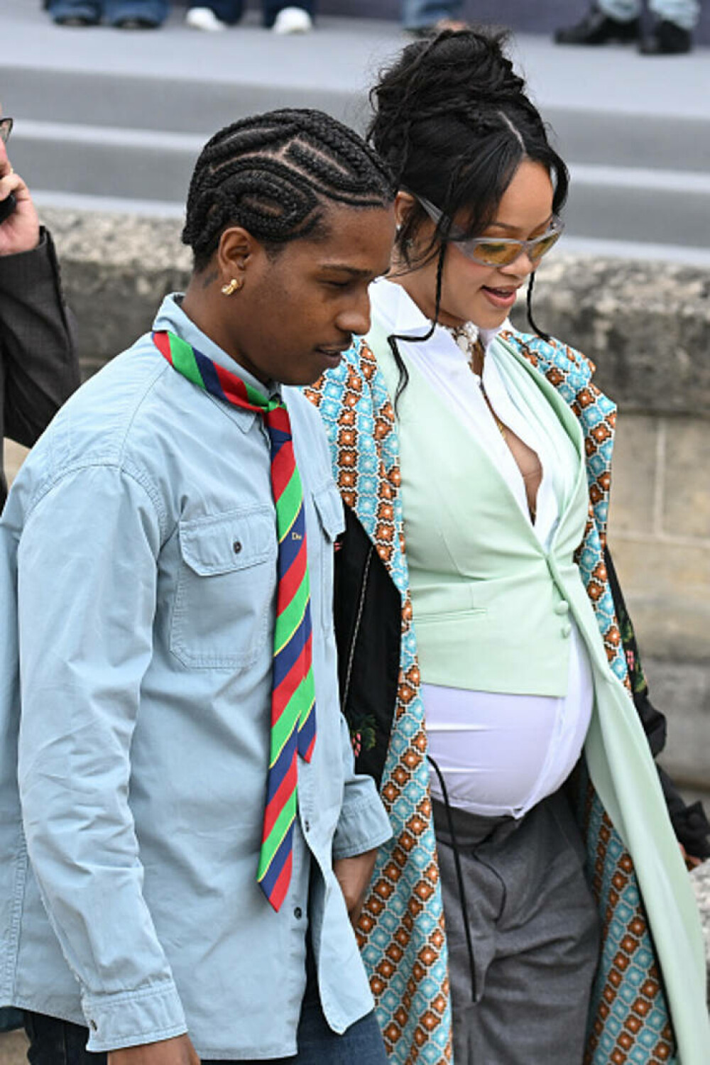 Cum a fost surprinsă Rihanna alături de A$AP Rocky și cei doi copii, la Paris. Ținuta a atras toate privirile. GALERIE FOTO - Imaginea 9