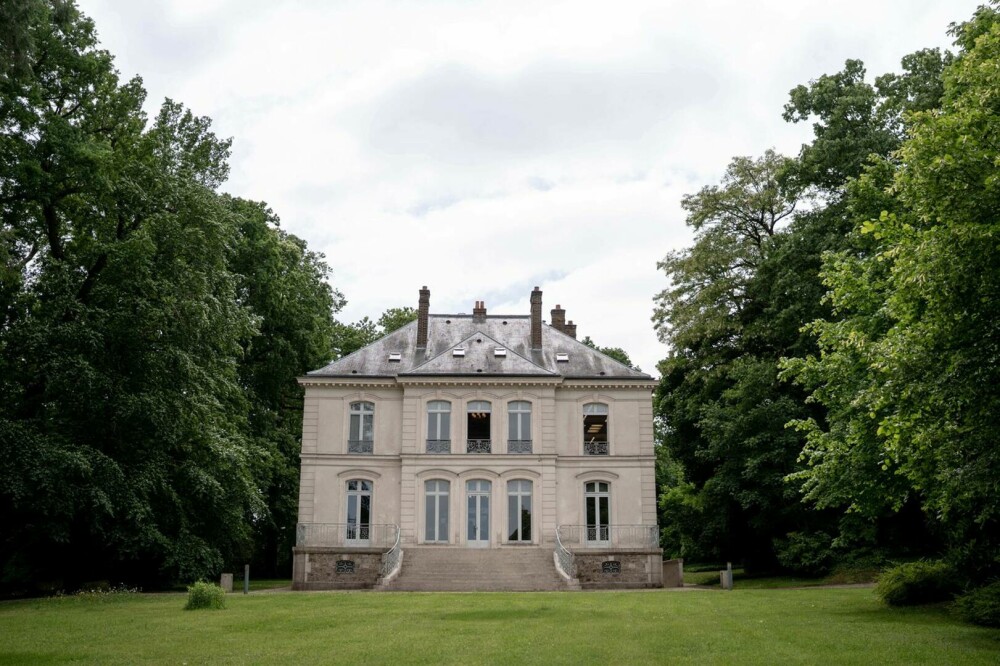 Vila lui Karl Lagerfeld din apropierea Parisului a fost vândută pentru aproape 4,7 milioane de euro. FOTO - Imaginea 1