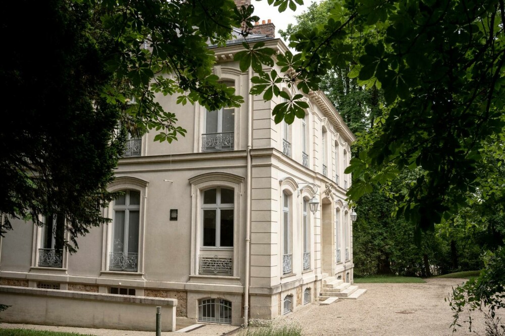 Vila lui Karl Lagerfeld din apropierea Parisului a fost vândută pentru aproape 4,7 milioane de euro. FOTO - Imaginea 2
