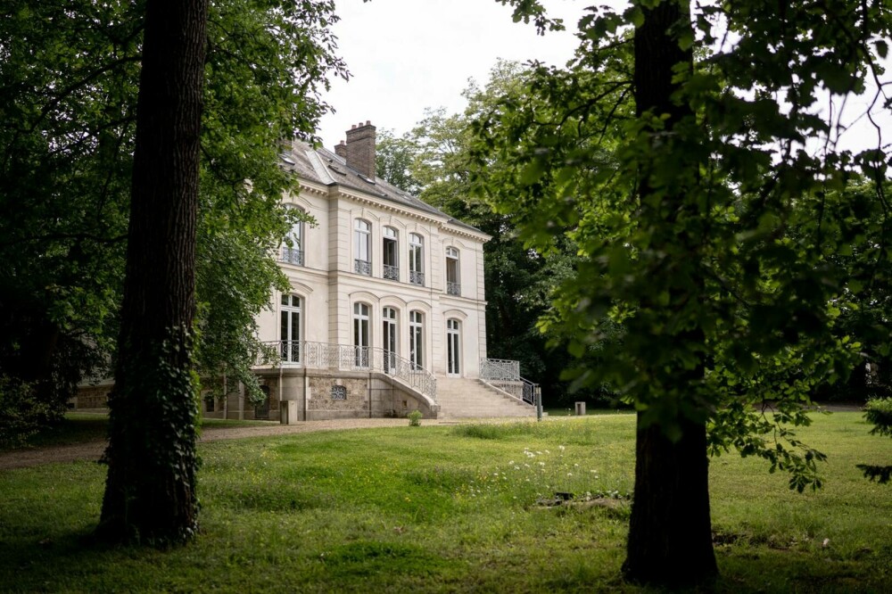 Vila lui Karl Lagerfeld din apropierea Parisului a fost vândută pentru aproape 4,7 milioane de euro. FOTO - Imaginea 4