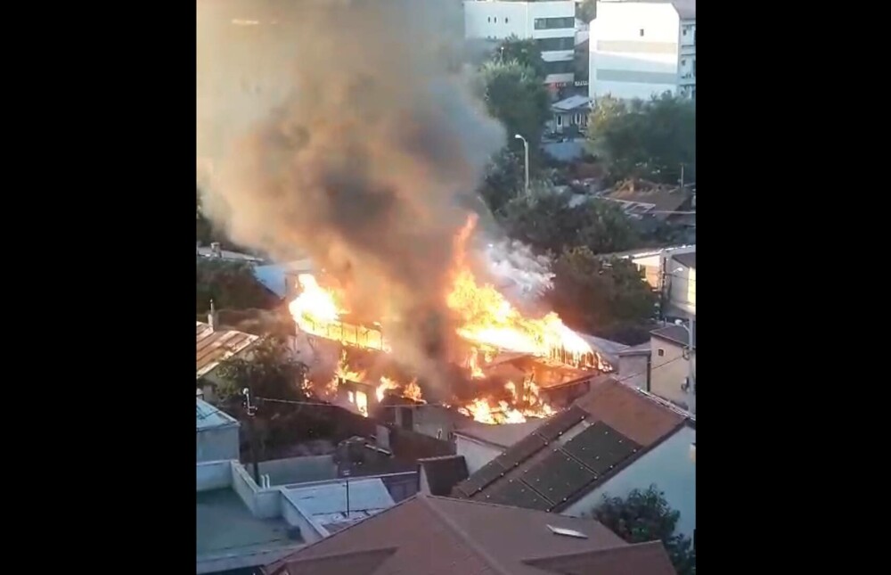 Incendiu la patru imobile din București. Se intervine cu mai multe autospeciale - Imaginea 1