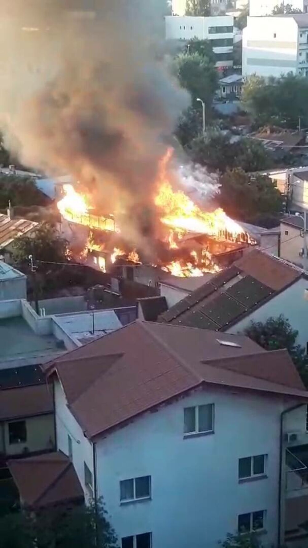 Incendiu la patru imobile din București. Se intervine cu mai multe autospeciale - Imaginea 2