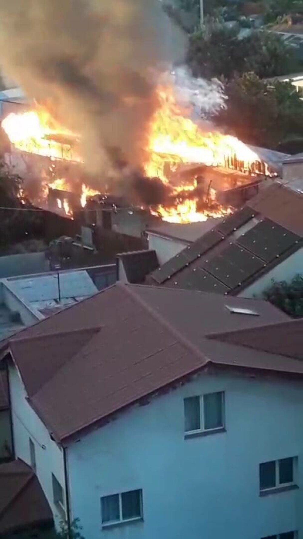 Incendiu la patru imobile din București. Se intervine cu mai multe autospeciale - Imaginea 3