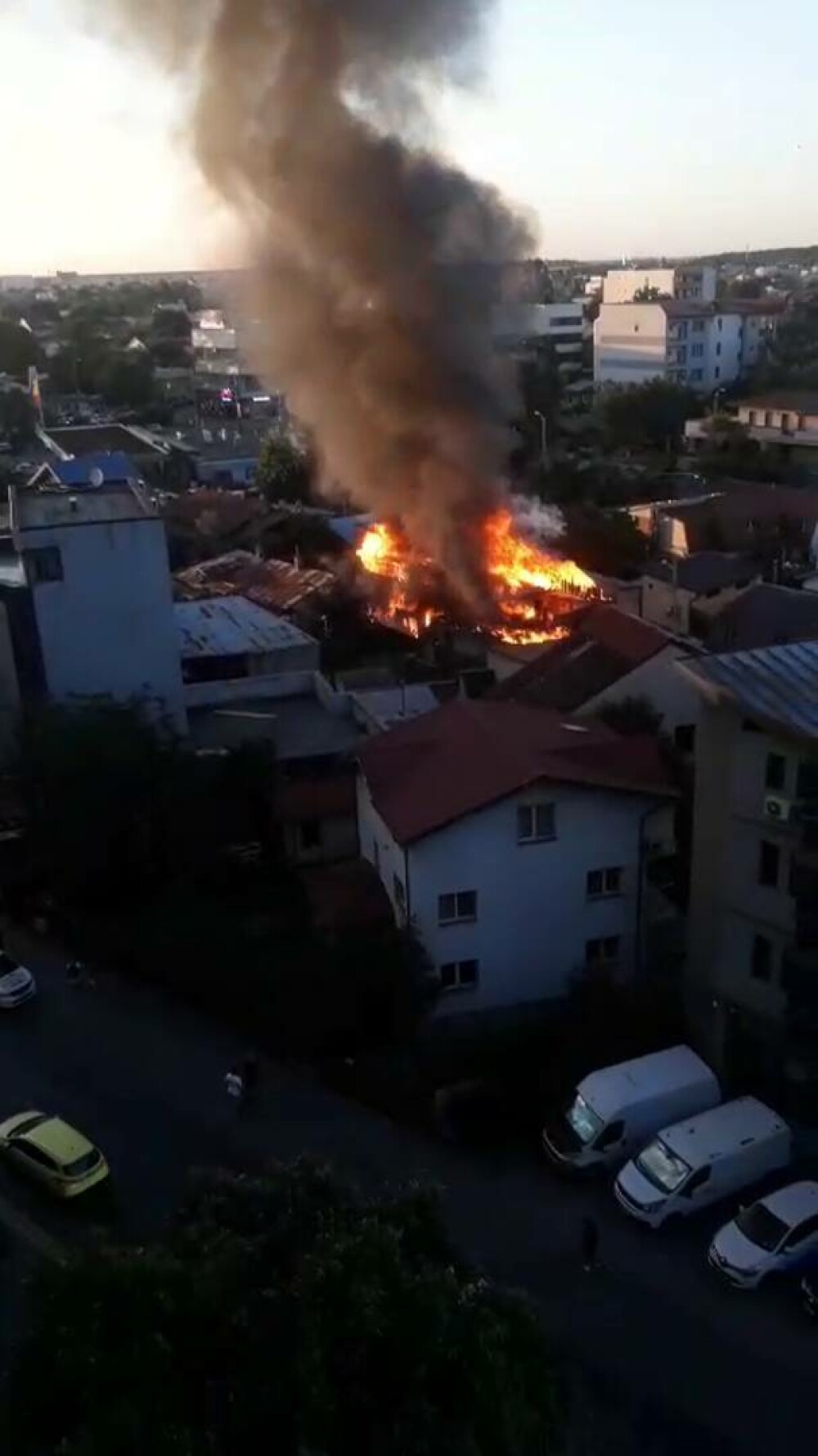 Incendiu la patru imobile din București. Se intervine cu mai multe autospeciale - Imaginea 4