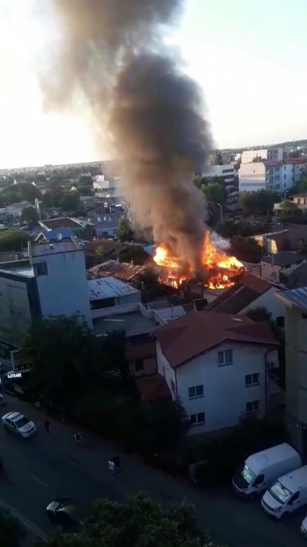 Incendiu la patru imobile din București. Se intervine cu mai multe autospeciale - Imaginea 5