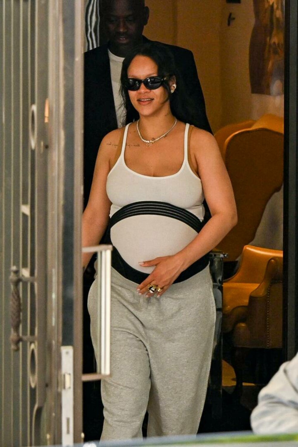 Cum a fost surprinsă Rihanna alături de A$AP Rocky și cei doi copii, la Paris. Ținuta a atras toate privirile. GALERIE FOTO - Imaginea 1