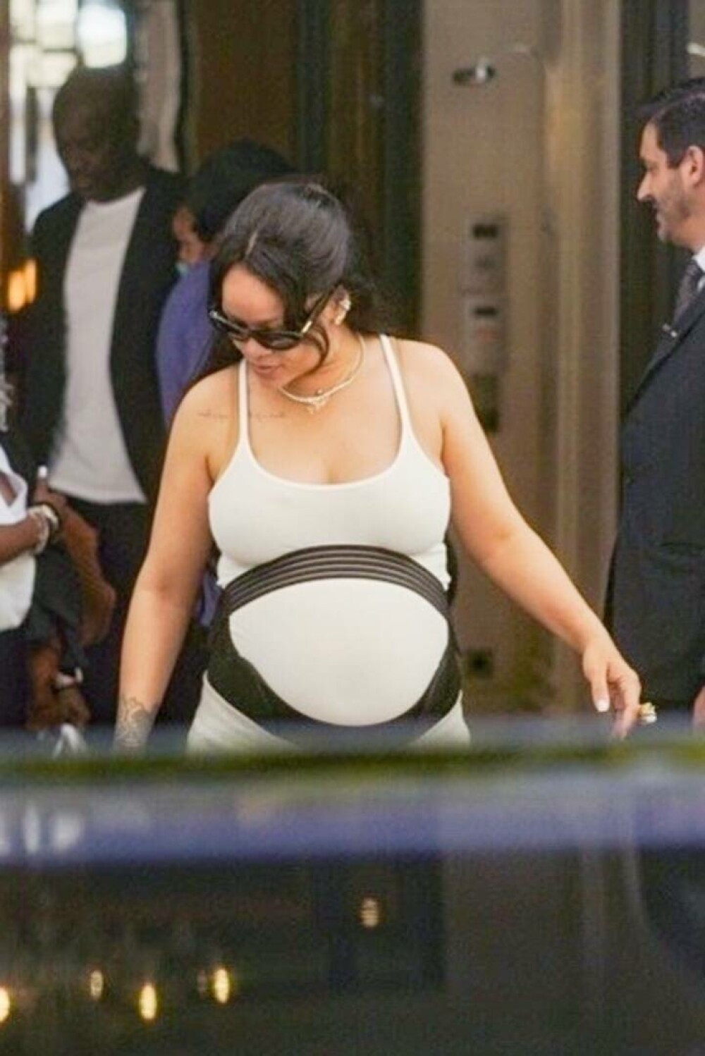 Cum a fost surprinsă Rihanna alături de A$AP Rocky și cei doi copii, la Paris. Ținuta a atras toate privirile. GALERIE FOTO - Imaginea 2