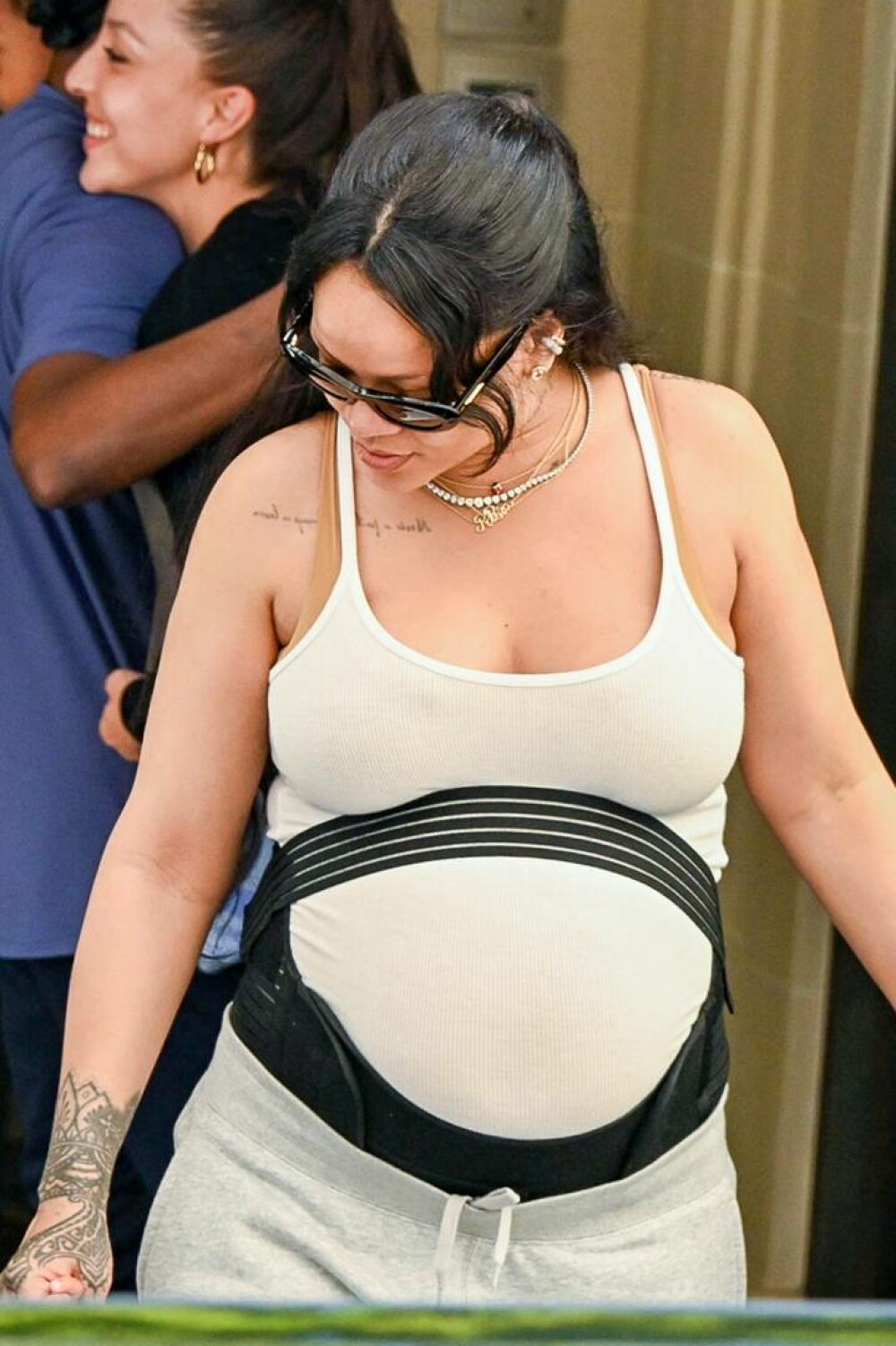 Cum a fost surprinsă Rihanna alături de A$AP Rocky și cei doi copii, la Paris. Ținuta a atras toate privirile. GALERIE FOTO - Imaginea 3