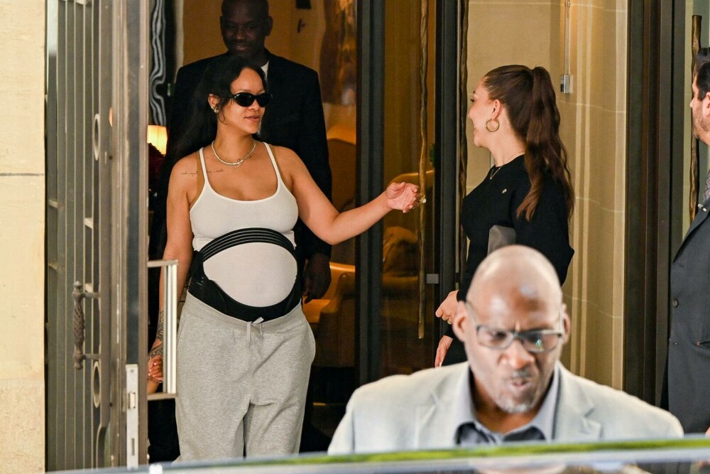 Cum a fost surprinsă Rihanna alături de A$AP Rocky și cei doi copii, la Paris. Ținuta a atras toate privirile. GALERIE FOTO - Imaginea 4