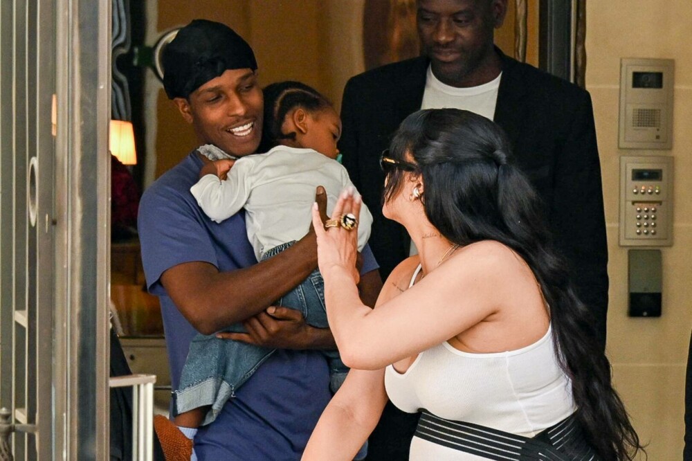 Cum a fost surprinsă Rihanna alături de A$AP Rocky și cei doi copii, la Paris. Ținuta a atras toate privirile. GALERIE FOTO - Imaginea 5