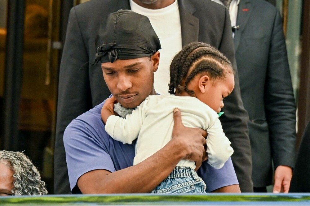 Cum a fost surprinsă Rihanna alături de A$AP Rocky și cei doi copii, la Paris. Ținuta a atras toate privirile. GALERIE FOTO - Imaginea 6
