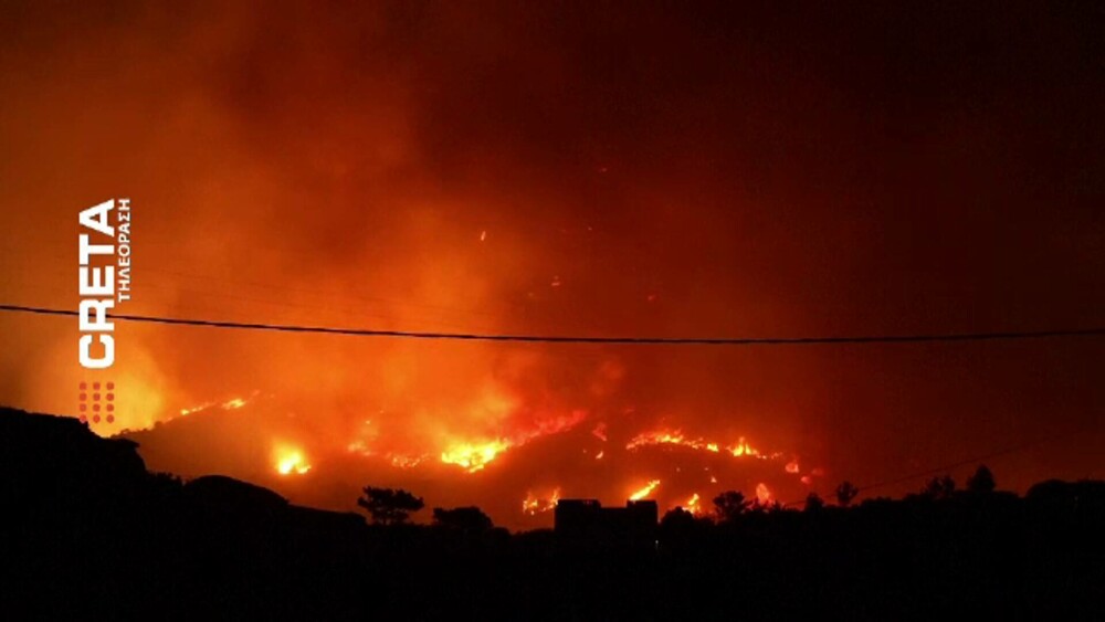 Creta, cuprinsă de flăcări. Pompierii duc o luptă crâncenă cu incendiile de vegetație, mii de localnici și turiști evacuați - Imaginea 15