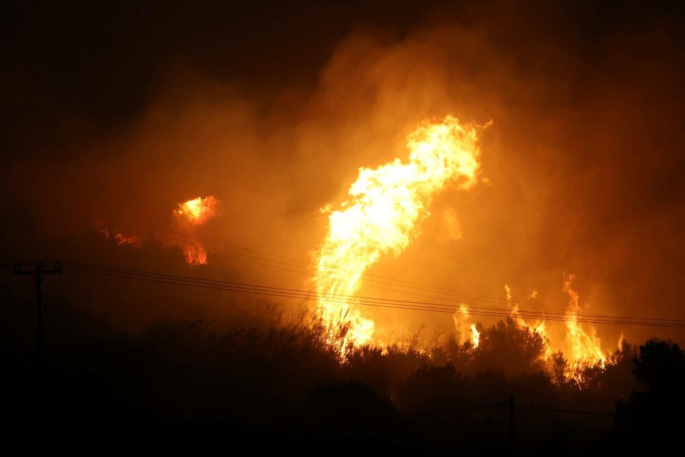 Creta, cuprinsă de flăcări. Pompierii duc o luptă crâncenă cu incendiile de vegetație, mii de localnici și turiști evacuați - Imaginea 2