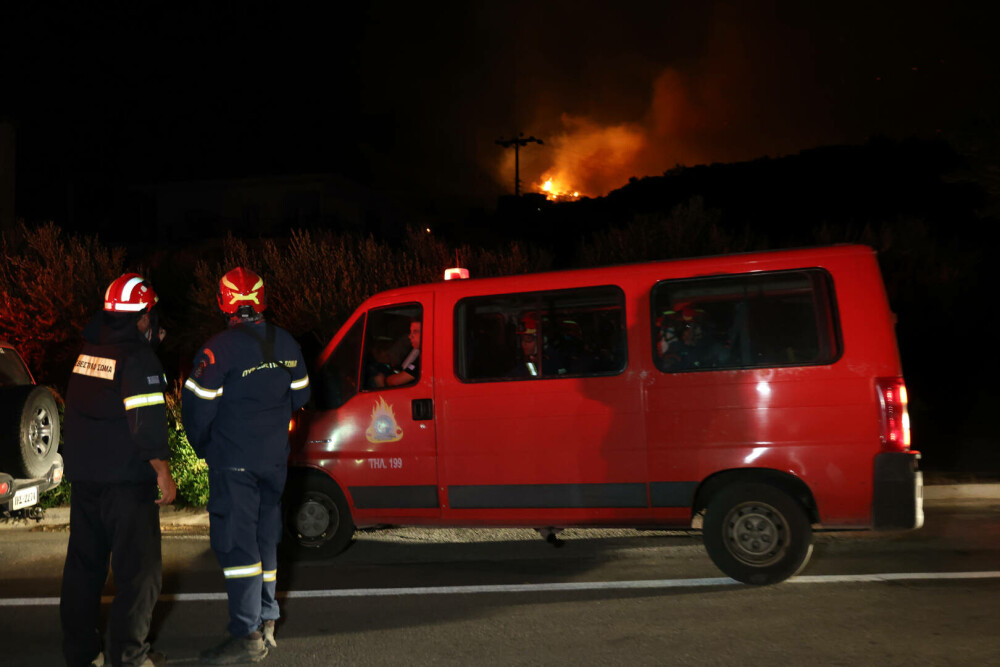 Creta, cuprinsă de flăcări. Pompierii duc o luptă crâncenă cu incendiile de vegetație, mii de localnici și turiști evacuați - Imaginea 3