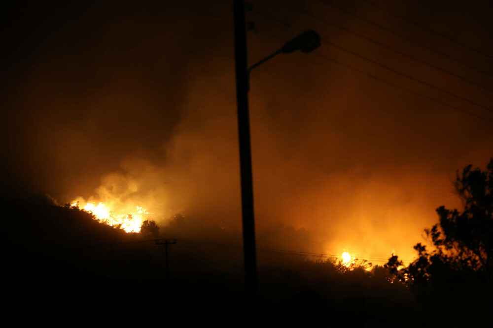 Creta, cuprinsă de flăcări. Pompierii duc o luptă crâncenă cu incendiile de vegetație, mii de localnici și turiști evacuați - Imaginea 4