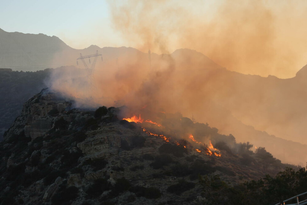 Creta, cuprinsă de flăcări. Pompierii duc o luptă crâncenă cu incendiile de vegetație, mii de localnici și turiști evacuați - Imaginea 5