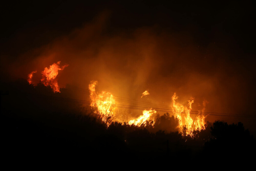 Creta, cuprinsă de flăcări. Pompierii duc o luptă crâncenă cu incendiile de vegetație, mii de localnici și turiști evacuați - Imaginea 6