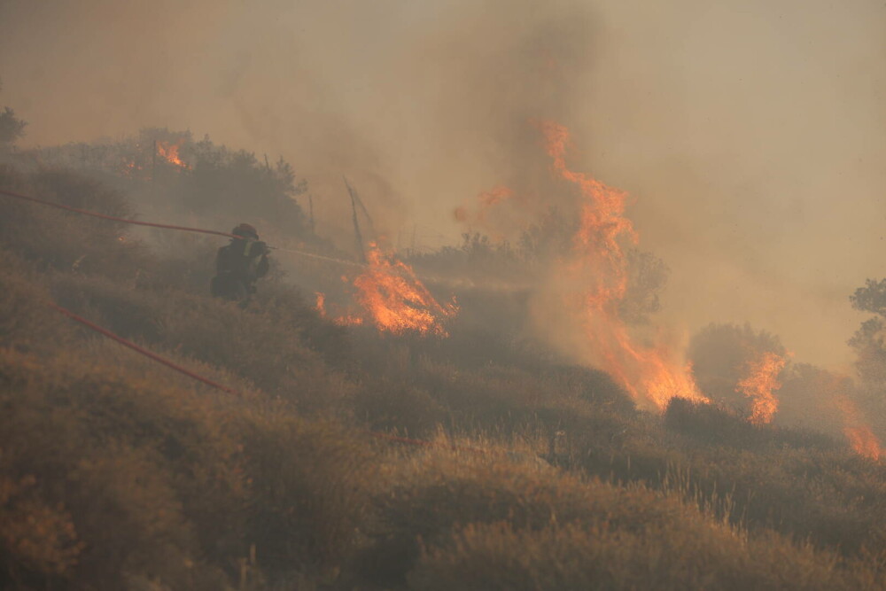 Creta, cuprinsă de flăcări. Pompierii duc o luptă crâncenă cu incendiile de vegetație, mii de localnici și turiști evacuați - Imaginea 7