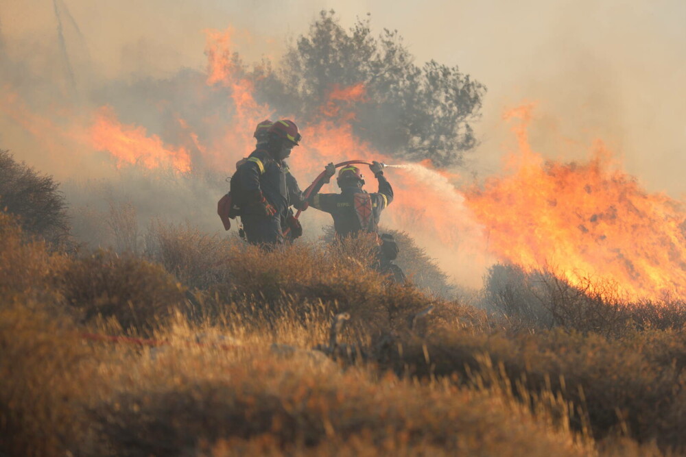 Creta, cuprinsă de flăcări. Pompierii duc o luptă crâncenă cu incendiile de vegetație, mii de localnici și turiști evacuați - Imaginea 8