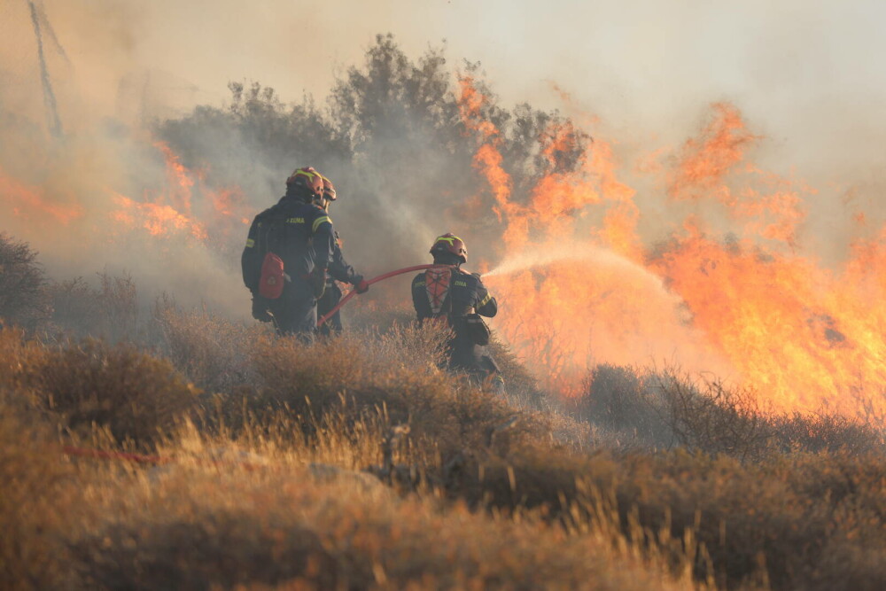 Creta, cuprinsă de flăcări. Pompierii duc o luptă crâncenă cu incendiile de vegetație, mii de localnici și turiști evacuați - Imaginea 9