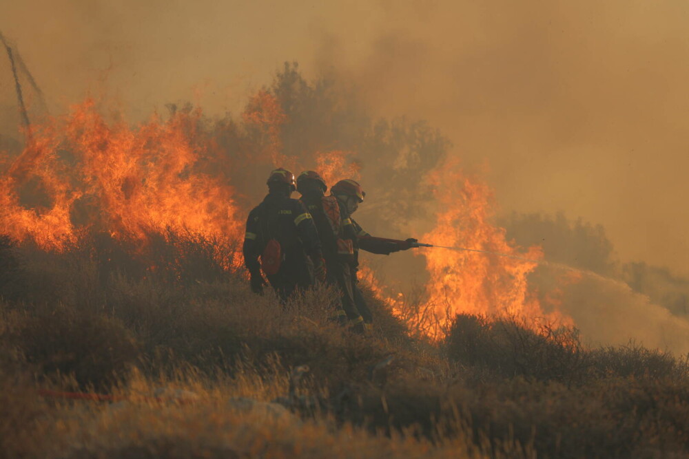 Creta, cuprinsă de flăcări. Pompierii duc o luptă crâncenă cu incendiile de vegetație, mii de localnici și turiști evacuați - Imaginea 10