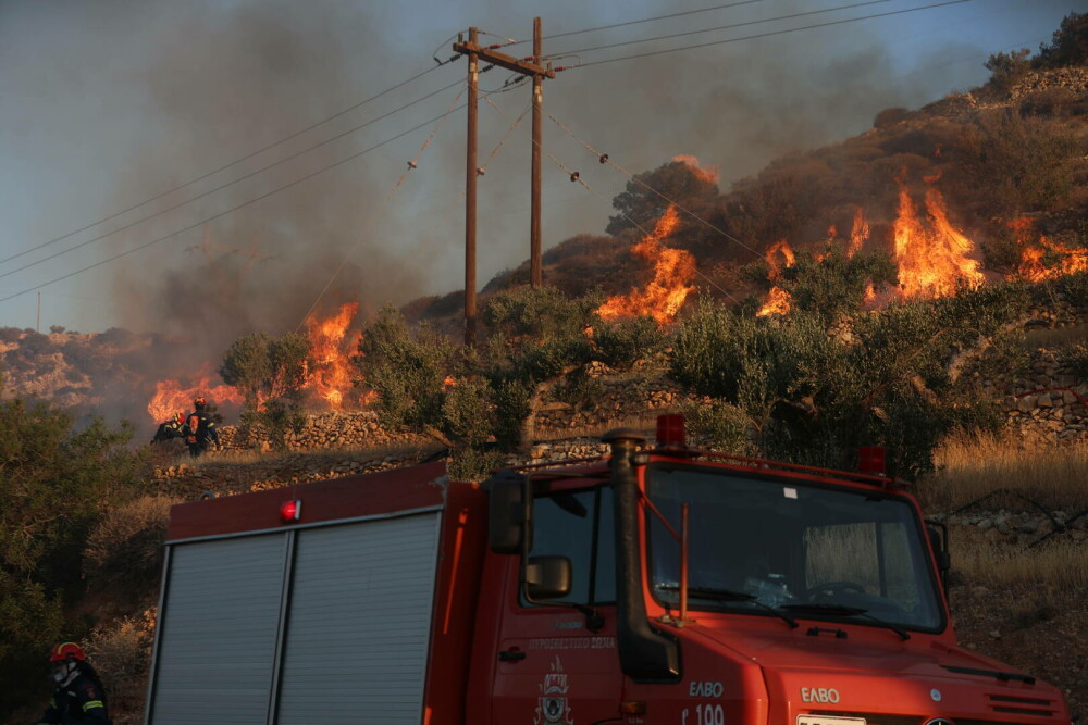 Creta, cuprinsă de flăcări. Pompierii duc o luptă crâncenă cu incendiile de vegetație, mii de localnici și turiști evacuați - Imaginea 1