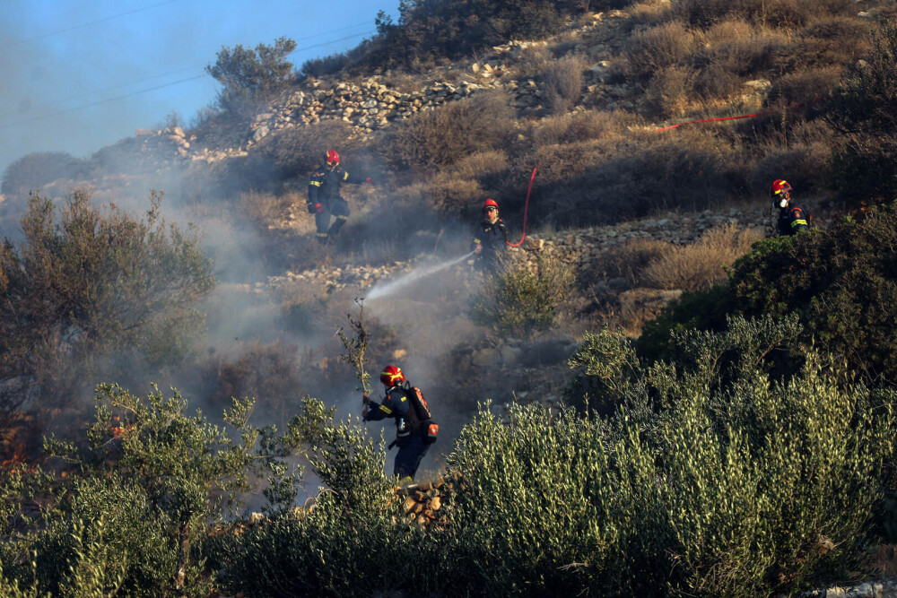 Creta, cuprinsă de flăcări. Pompierii duc o luptă crâncenă cu incendiile de vegetație, mii de localnici și turiști evacuați - Imaginea 16