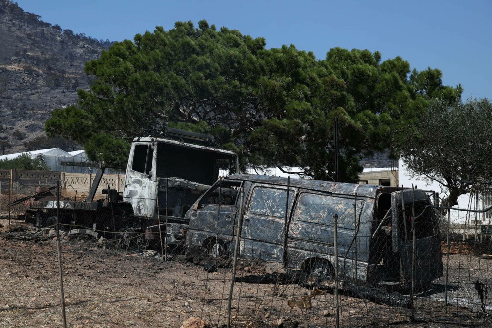 Creta, cuprinsă de flăcări. Pompierii duc o luptă crâncenă cu incendiile de vegetație, mii de localnici și turiști evacuați - Imaginea 17