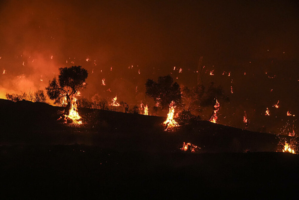Turcia, împărțită între incendii de vegetaţie și ninsori. „E prima dacă când văd zăpadă în iulie”. GALERIE FOTO - Imaginea 4