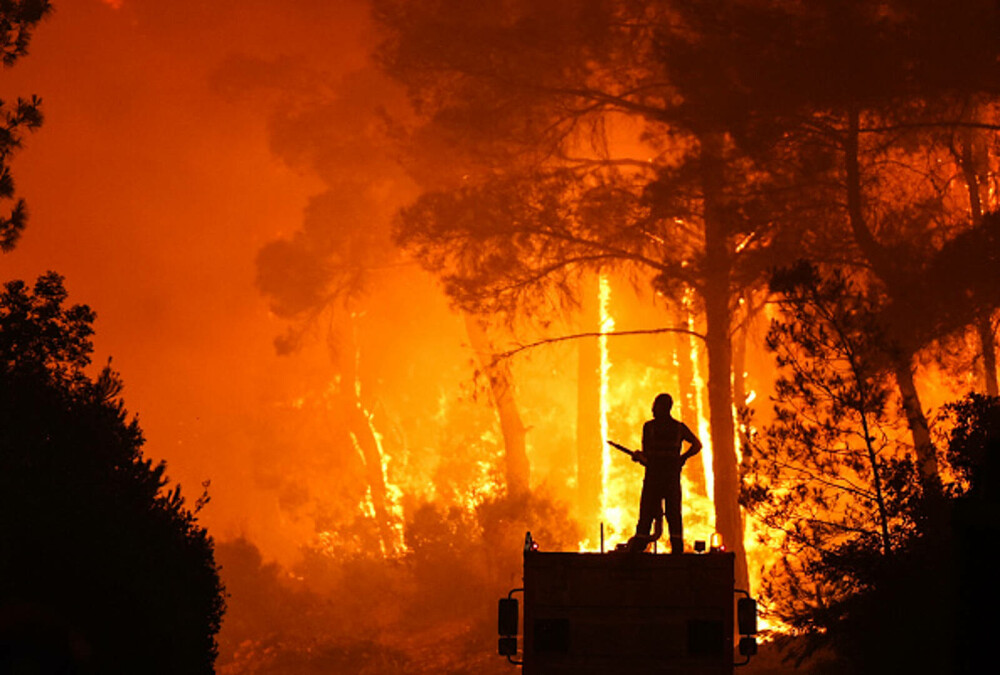 Turcia, împărțită între incendii de vegetaţie și ninsori. „E prima dacă când văd zăpadă în iulie”. GALERIE FOTO - Imaginea 1