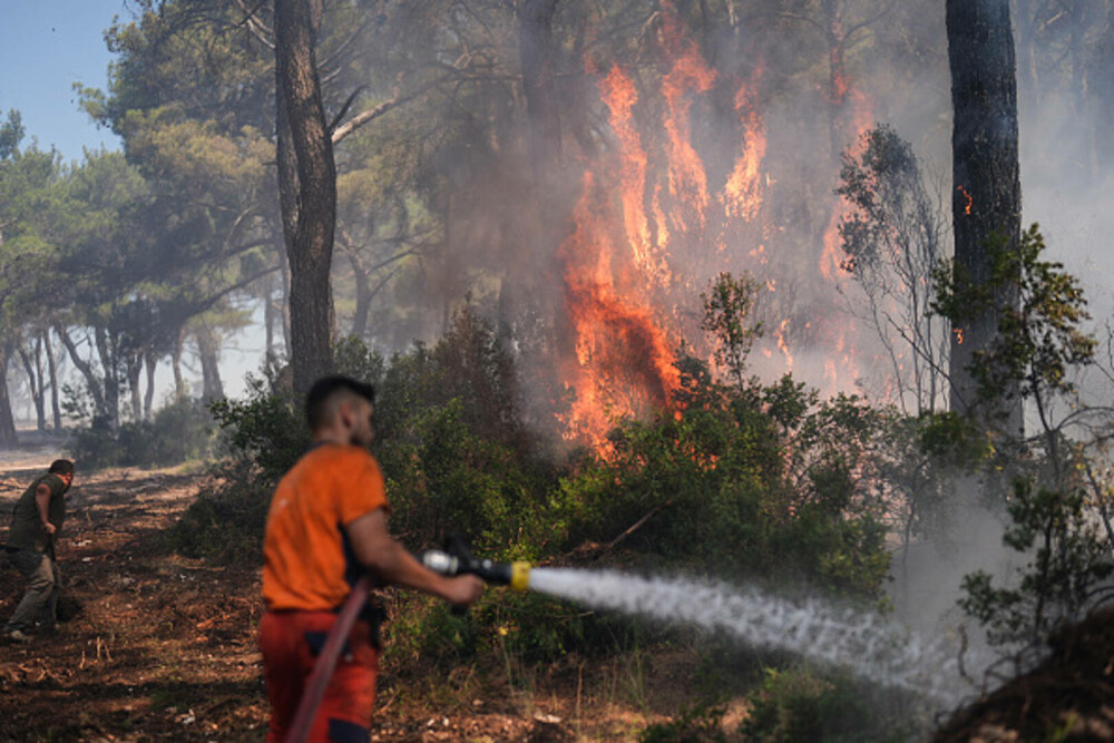 Turcia, împărțită între incendii de vegetaţie și ninsori. „E prima dacă când văd zăpadă în iulie”. GALERIE FOTO - Imaginea 14