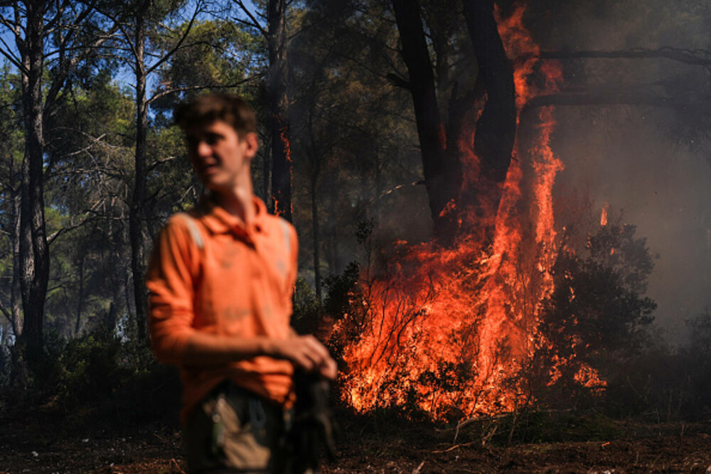 Turcia, împărțită între incendii de vegetaţie și ninsori. „E prima dacă când văd zăpadă în iulie”. GALERIE FOTO - Imaginea 19